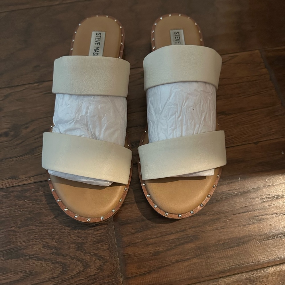 Light cream sandals